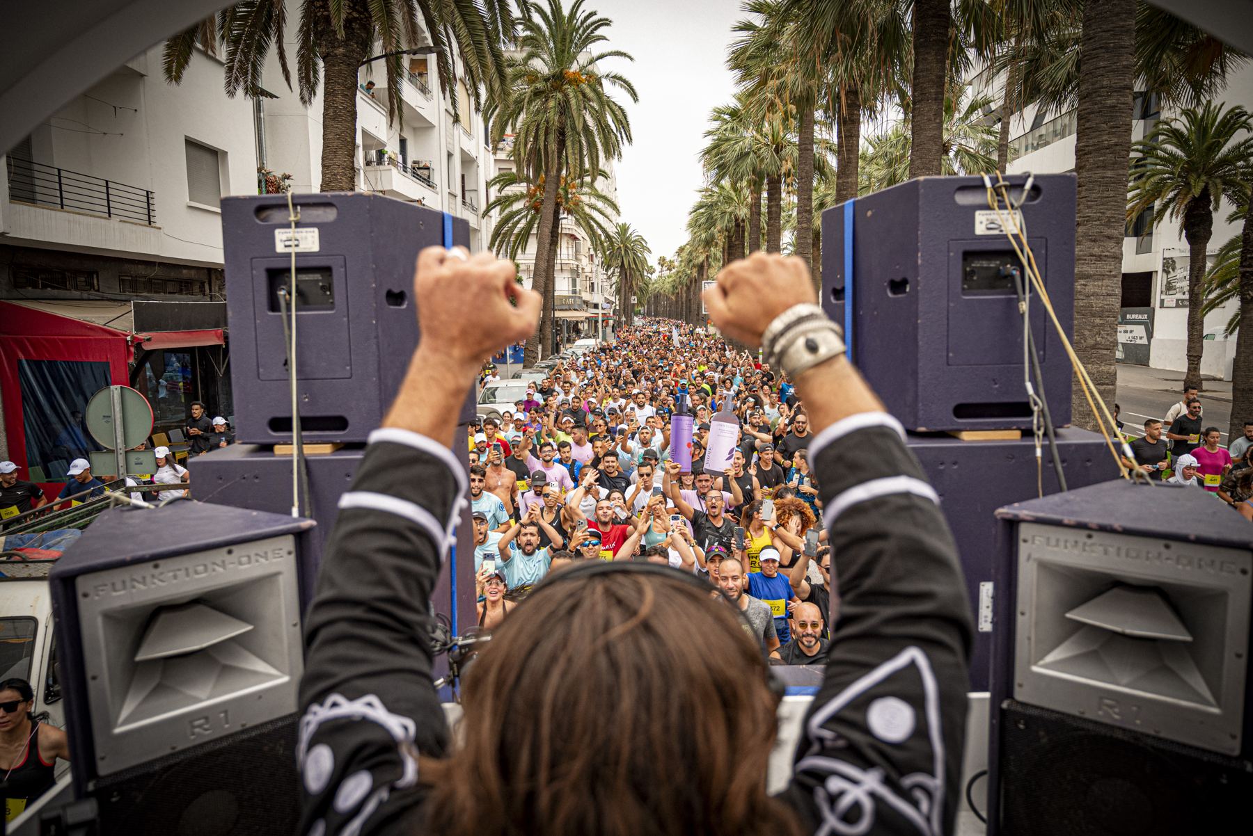 DJ facing the runners